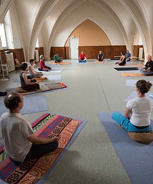 posture debout: un triangle ou utthita trikonasana